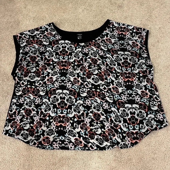 Torrid Skulls and Roses Top - Picture 1 of 5